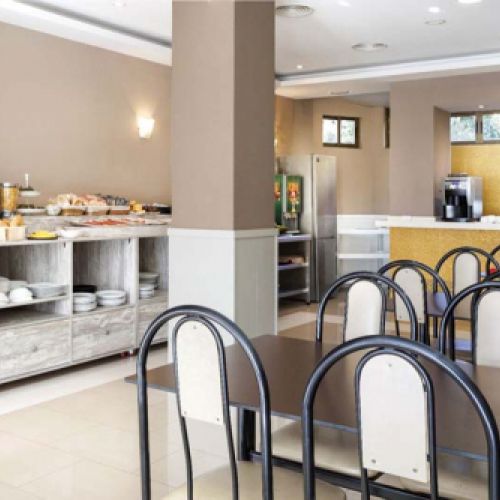 Cafetería con zona de desayunos preparada